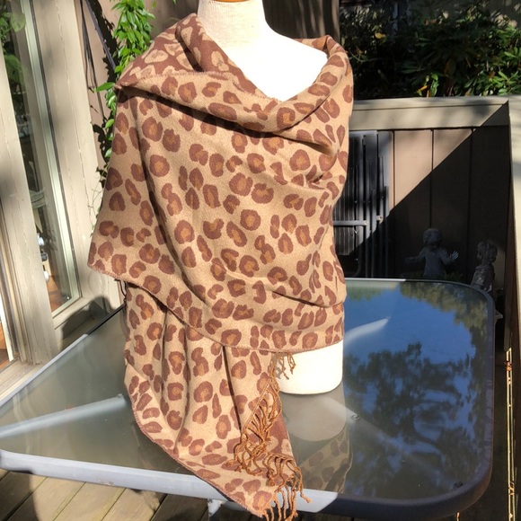 NWOT LEOPARD REVERSIBLE PRINT SHAWL WITH FRINGE 70x 26 inches - Picture 1 of 7